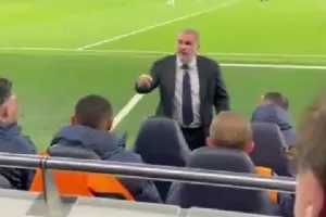 (BINTEO) Έξαλλος Ποστέκογλου: Tα "έχωσε" σε οπαδό της Τότεναμ που πανηγύρισε γκολ του Χάαλαντ!