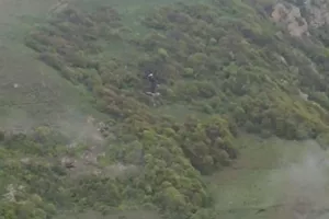 Διασώστες εντόπισαν τα συντρίμμια του ελικοπτέρου που επέβαινε ο Ιρανός πρόεδρος