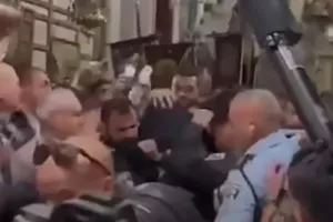 Ελεύθερος ο Έλληνας αστυνομικός που συνελήφθη κατά τη τελετή του Αγίου Φωτός