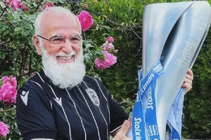 «Στην αγκαλιά του ανθρώπου που το πίστεψε πρώτος!»: Στον Ιβάν Σαββίδη η κούπα του πρωταθλητή ΠΑΟΚ