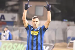  Μιλάει με Καρλίτος για την επιστροφή του!