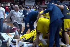 Ο Άρης θα καταγγείλει την κλωτσιά ηλικιωμένου οπαδού στους πανηγυρισμούς