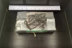 Eντοπίστηκε στον Πειραιά νέο φορτίο με 110 κιλά κοκαΐνης μέσα σε κιβώτια με... καλαμαράκια