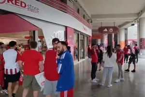 Πλήθος κόσμου έξω από το "Γ. Καραϊσκάκης" τρεισήμισι ώρες πριν από το ιστορικό ματς