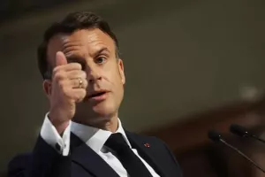 Τα συγχαρητήρια του Εμανουέλ Μακρόν σε οπαδούς του Παναθηναϊκού στο Βερολίνο για το 7ο αστέρι