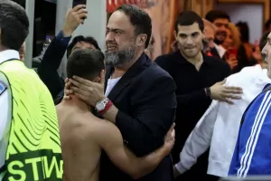 Συγκινημένος ο Μαρινάκης αγκάλιαζε τους παίκτες (φώτος)