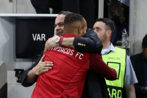 Συγκινημένος ο Μαρινάκης αγκάλιαζε τους παίκτες (φώτος)
