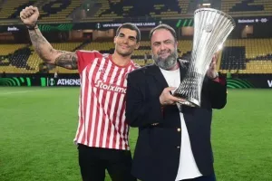 (ΦΩΤΟ) Μαρινάκης: Έκανε τατουάζ το τρόπαιο του Conference League