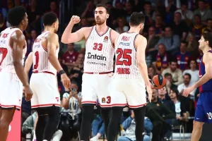 Το πάρτι των φίλων των Πειραιωτών έξω από το Palau Blaugrana!
