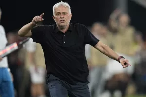 Μουρίνιο: "Εγώ στην Μπενφίκα; Μην με ρωτάτε για ομάδες που έχουν προπονητές"