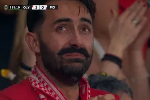 Ολυμπιακός - Φιορεντίνα: Οπαδός των ερυθρολεύκων ξέσπασε σε κλάματα όταν μέτρησε το γκολ