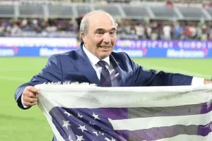 Δίπλα στη Φιορεντίνα και ο ιδιοκτήτης της, Ρόκο Κομίσο