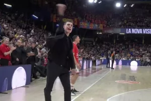 Οι έξαλλοι πανηγυρισμοί του Μπαρτζώκα από την παρακάμερα του θριάμβου του Ολυμπιακού στη Βαρκελώνη