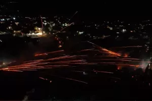 Χίος: Χιλιάδες ρουκέτες έκαναν τη νύχτα… μέρα