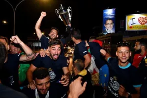 (ΒΙΝΤΕΟ-ΦΩΤΟΣ Kerkida) Κάηκε... ο εξώστης στην άφιξη των πρωταθλητών!