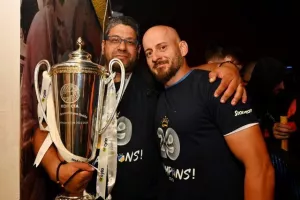 (ΒΙΝΤΕΟ-ΦΩΤΟΣ Kerkida) Κάηκε... ο εξώστης στην άφιξη των πρωταθλητών!