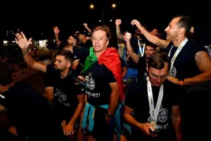 (ΒΙΝΤΕΟ-ΦΩΤΟΣ Kerkida) Κάηκε... ο εξώστης στην άφιξη των πρωταθλητών!
