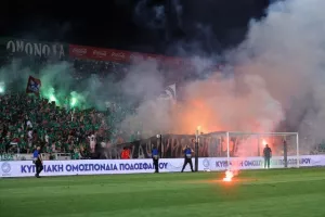 Πυρσοί στο τερέν, ζημιά στα δίχτυα και... προσωρινή διακοπή