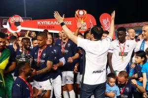 Ο ΠτΔ πόζαρε με τους κυπελλούχους και παρέα με το τρόπαιο! (φώτος)