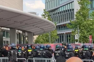 Η ανακοίνωση της αστυνομίας του Βερολίνου για τα επεισόδια έξω από την «Uber Arena»