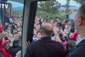 Ολυμπιακός: Η υποδοχή στο αεροδρόμο και το «Πάμε Βερολίνο να το πάρουμε» του Παναγιώτη Αγγελόπουλου