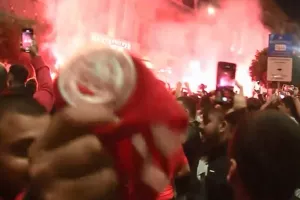 (ΦΩΤΟΣ/ΒΙΝΤΕΟ) Πανζουρλισμός στο Πασαλιμάνι για την πρόκριση στον τελικό του Conference League