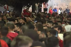 (ΦΩΤΟΣ/ΒΙΝΤΕΟ) Πανζουρλισμός στο Πασαλιμάνι για την πρόκριση στον τελικό του Conference League