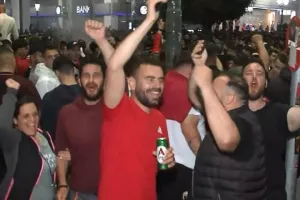 (ΦΩΤΟΣ/ΒΙΝΤΕΟ) Πανζουρλισμός στο Πασαλιμάνι για την πρόκριση στον τελικό του Conference League