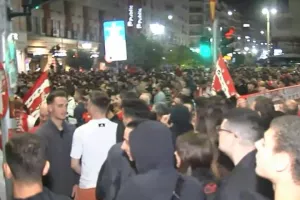 (ΦΩΤΟΣ/ΒΙΝΤΕΟ) Πανζουρλισμός στο Πασαλιμάνι για την πρόκριση στον τελικό του Conference League