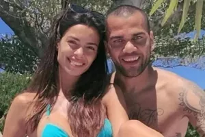 Σάλος και αντιδράσεις για τις φωτογραφίες του Ντάνι Άλβες από διακοπές στην Ίμπιζα με την σύζυγό του