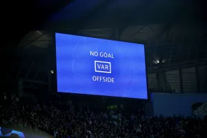 Η UEFA κατηγορείται για σφετερισμό της τεχνολογίας οφσάιντ στο VAR