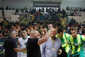 Πληγωμένη αλλά πεισμωμένη και... ποτέ μόνη! (Φώτος)