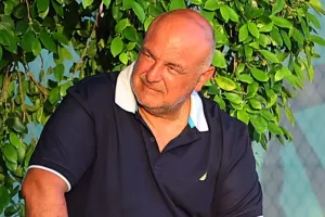 Ψιλοχαμογελάει...