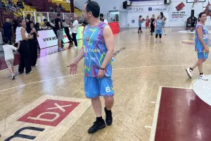 Πήρε την "πορτοκαλί θεά" ο ΠτΔ, για καλό σκοπό (Φώτος CB)