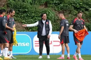 (BINTEO) Σάλος στην Τουρκία: Ο Μοντέλα έστειλε τον Γκιουλέρ να προπονείται μόνος του