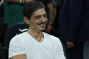 Στα γραφεία της ΕΟΚ για την κλήρωση των διαιτητών στο Game 4 ο Γιαννακόπουλος