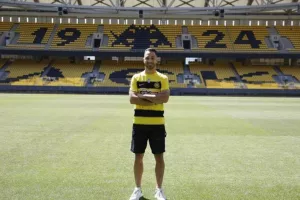 Φόρεσε τη φανέλα της ΑΕΚ ο Τσιλούλης - Το νούμερο που επέλεξε