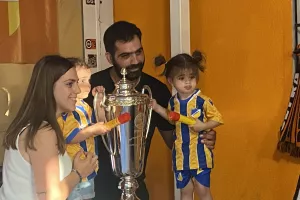 ΑΠΟΕΛ/ Το τρόπαιο... στην Κοκκινοτριμιθιά! (Φώτος)