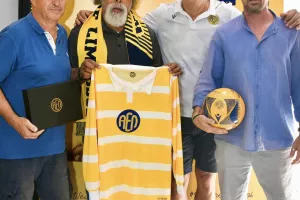 Παραδόθηκε η πρώτη συλλεκτική φανέλα (φώτος)