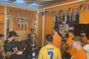 ΑΠΟΕΛ/ Το τρόπαιο... στην Κοκκινοτριμιθιά! (Φώτος)