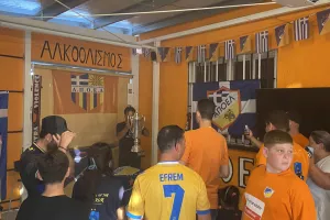 ΑΠΟΕΛ/ Το τρόπαιο... στην Κοκκινοτριμιθιά! (Φώτος)