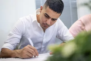 Υπογραφές… και πόζα 