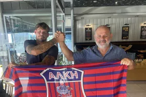Θωρακίζει την άμυνα της με Γερμανό