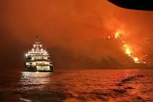 Καίγεται το πευκοδάσος της Ύδρας - Η φωτιά προκλήθηκε μετά από ρίξει πυροτεχνημάτων από σκάφος    