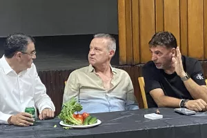 ΑΠΟΕΛ/ Το τρόπαιο... στην Κοκκινοτριμιθιά! (Φώτος)