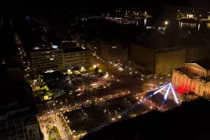Τα εκπληκτικά πλάνα από τη διαδρομή της αποστολής του Ολυμπιακού μέχρι τον Πειραιά! (Βίντεο)
