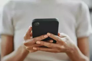 Δύο στους τρεις χαζεύουν άσκοπα στα social media