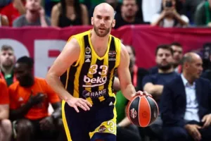 Ανακοίνωσε τον Νικ Καλάθη για δύο χρόνια