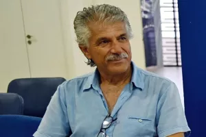 Κρύβει... κάτι;