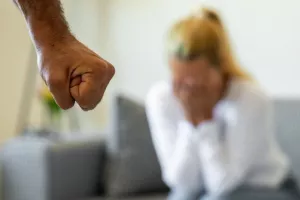 Καταδίκη για τον 46χρονο που χτύπησε με λοστό την 25χρονη σύζυγό του